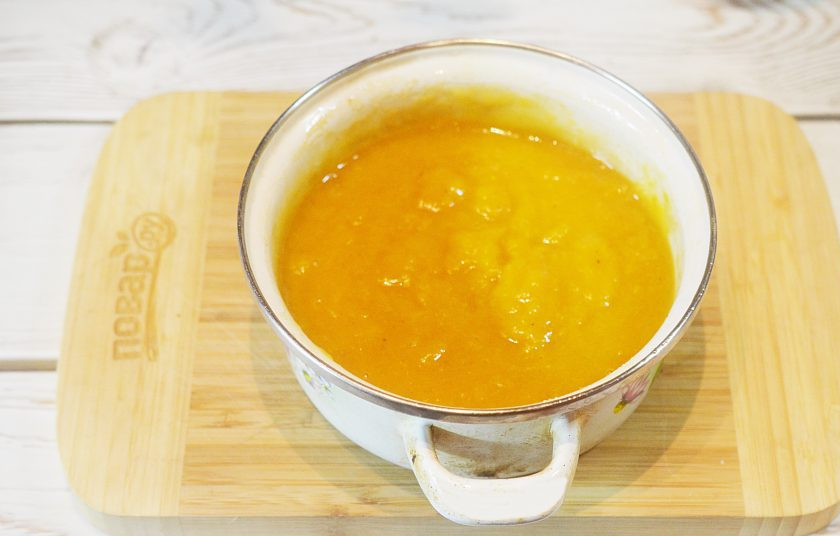 1. Этап. Абрикосовое пюре: 3. Добавьте воду и варите на небольшом огне до мягкости абрикосов. Около 40 минут.