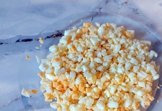 1. Этап. Треугольники из лаваша с начинкой: Яйца отварить, очистить, остудить. Нарезать маленькими кубиками.