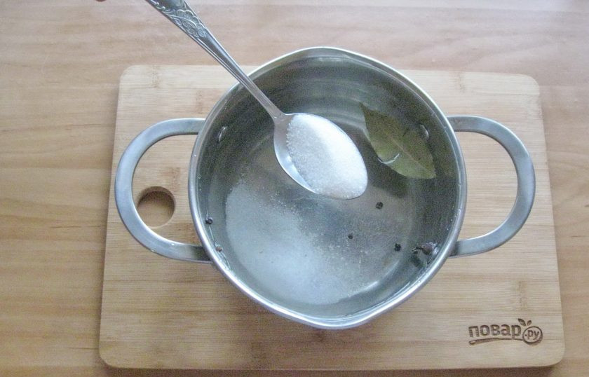 1. Этап. Засолка скумбрии: Посолите рассол. Доведите до кипения, проварите 2-3 минуты и выключайте. После рассол охладите.