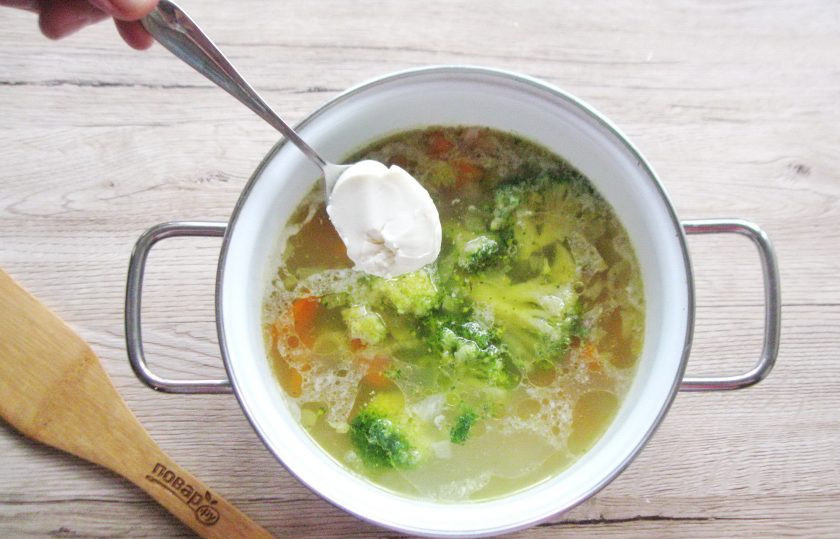 1. Этап. Сырный суп с брокколи и курицей: После брокколи добавьте в суп плавленый сыр.