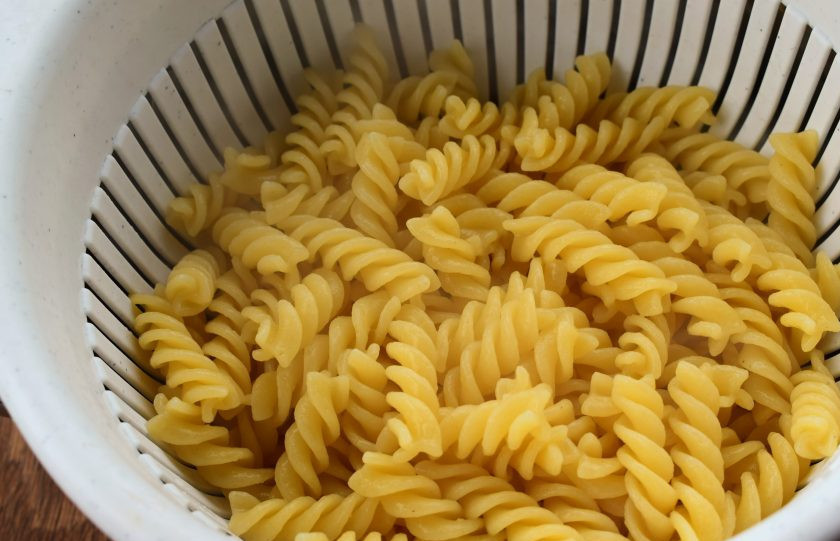 1. Этап. Паста-салат с консервированным тунцом: Фузилли отварите в кипящей подсоленной воде согласно инструкции на упаковке. Откиньте на дуршлаг.
