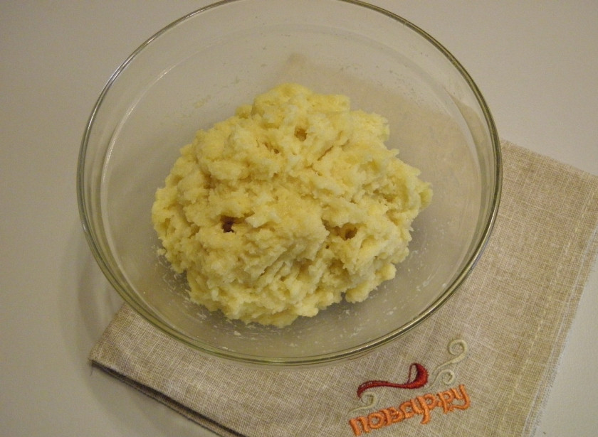 1. Этап. Суп с картофельными шариками: Перемешивать лучше вилочкой, раздавливая картофель. Перемешивайте до тех пор, пока масса не станет однородной и не будет собираться в комочек.