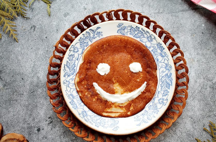 1. Этап. Пузи-блинчики: Смешайте сметану с сахарной пудрой и заполните отверстия глаз и улыбки. Готовые пузи-блинчики сразу подавайте и радуйте детей.