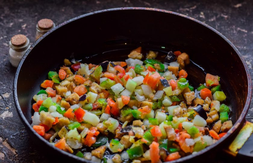 1. Этап. Булгур с фаршем: Прогрейте сковороду, смажьте маслом. Выложите в сковороду замороженные овощи.
