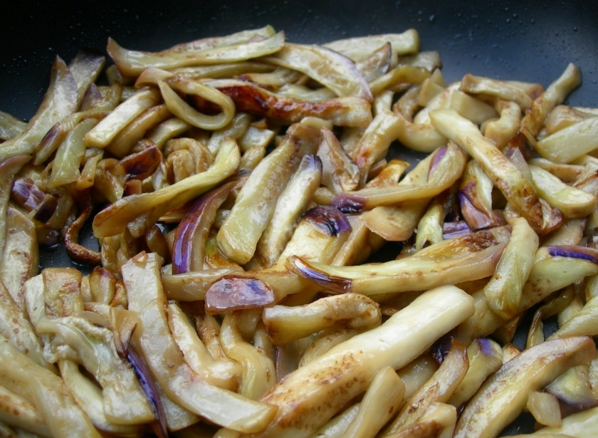 1. Этап. Салат из баклажанов по-корейски: Баклажаны просушиваем при помощи бумажного полотенца и обжариваем на сильном огне в течении 5 минут.