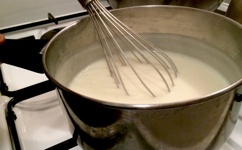 1. Этап. Лазанья из фарша: 3. Теперь делаем соус - на дне сотейника обжарим муку, пока не станет золотистой. затем вливаем сливки и тщательно перемешиваем, чтобы не осталось комков. Как начнет густеть, добавим еще примерно половину измельченного сыра и снимаем с огня. Этим соусом заливаем лазанью, посыпаем сверху оставшимся сыром и отправляем в духовку.