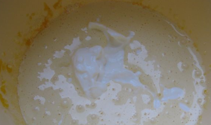 1. Этап. Бисквитное тесто со сметаной: Добавляем сметану, тщательно перемешиваем.