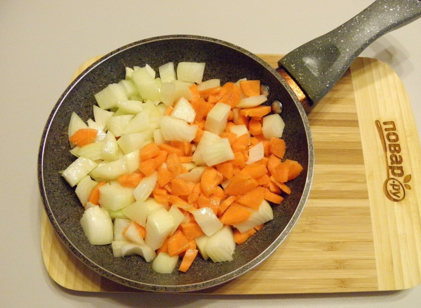 1. Этап. Печеночный паштет классический: Лук и морковь порежьте на не большие кусочки, обжарьте на другой сковороде на растительном масле до готовности.