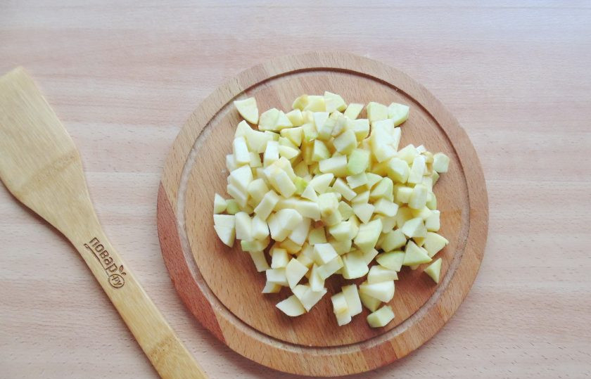 1. Этап. Старомодный яблочный пирог: Яблоки помойте, очистите и нарежьте небольшими кубиками.