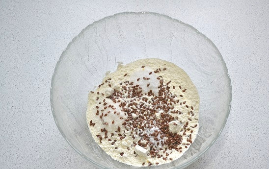 1. Этап. Крекеры с семенами льна: 2. В просеянную муку добавляем соль, сахар, соду или разрыхлитель, семена льна.