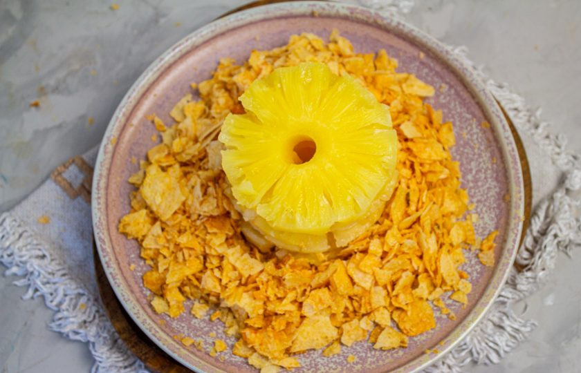 1. Этап. Салат Ананасовое кольцо: Чипсы покрошите и выложите первым слоем вокруг ананасов.