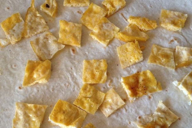 1. Этап. Жареные конвертики из лаваша: Приготовленный омлет нарезаем небольшими кубиками и раскладываем на лаваш.