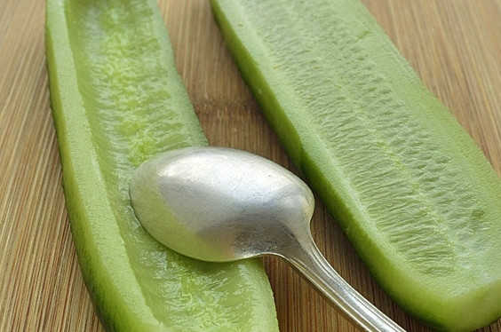 1. Этап. Cалат: авокадо с креветками: Огурец хорошо вымойте и очистите от кожуры, а затем разрежьте вдоль. Если он крупный, то из него лучше достать семена. Это удобно делать чайной ложкой. Пучок укропа или другой зелени вымойте и измельчите.