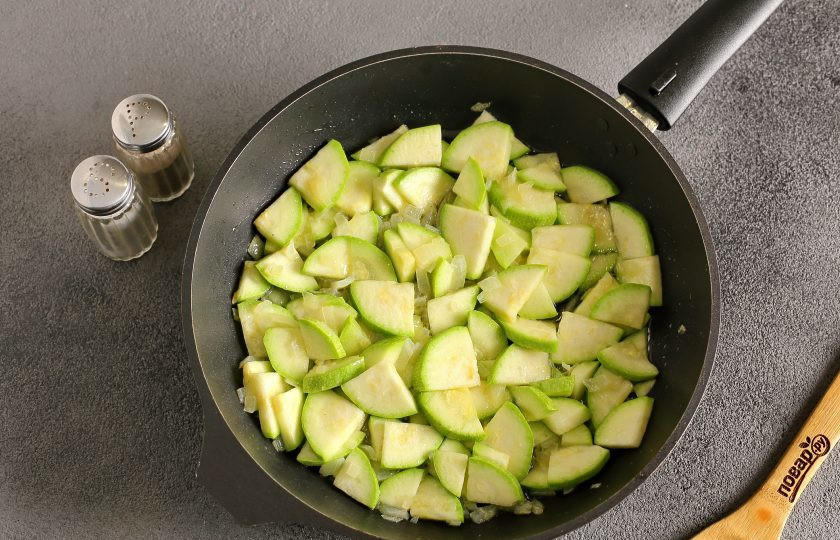 1. Этап. Ризотто с креветками и цукини: Добавьте нарезанный цукини. Нарезка может быть любая, но не слишком мелкая. Обжарьте все вместе в течение 2-3 минут.