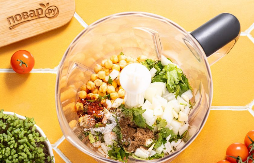 1. Этап. Фалафель в аэрогриле: В блендере соедините нут, лук, чеснок и кинзу. Добавьте соль, все специи и лимонный сок.