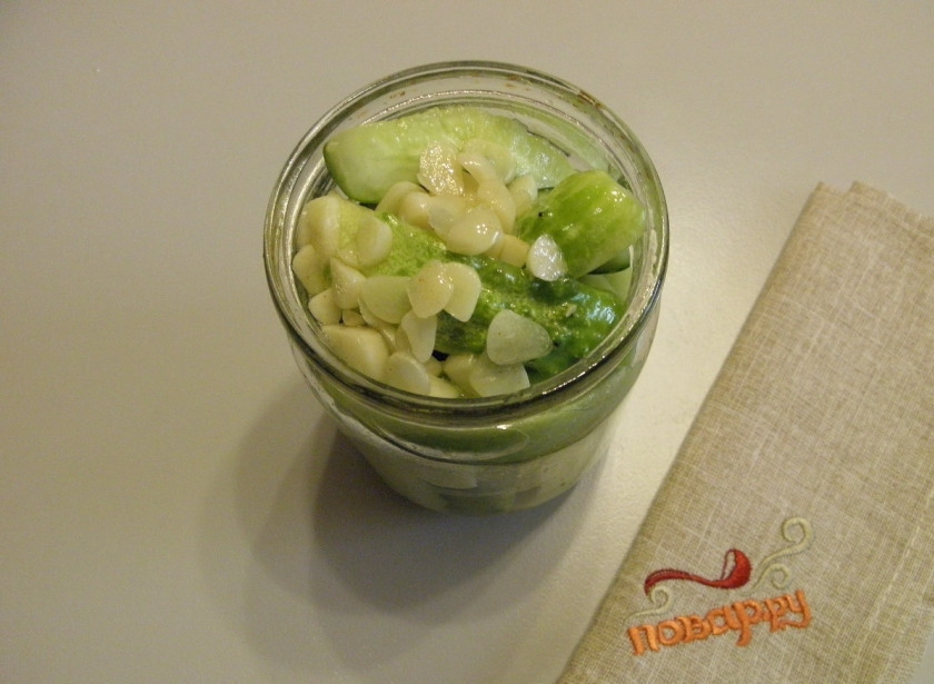 1. Этап. Маринованные огурцы в собственном соку: Разложите максимально плотно огурчики по банкам, залейте их образовавшимся маринадом. Лавровый лист можно уже выбросить.