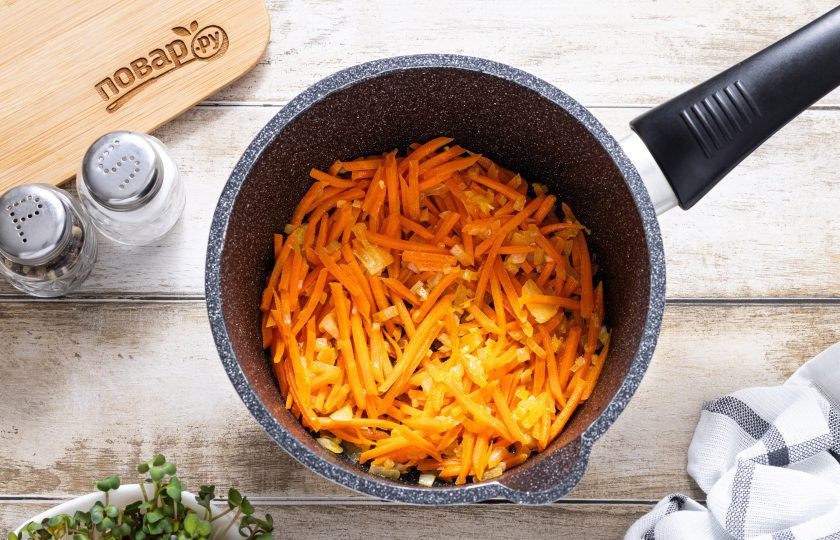 1. Этап. Гречка с киноа: Разогрейте сотейник или кастрюлю с толстым дном, влейте растительное масло. Обжарьте подготовленные овощи несколько минут до мягкости и золотистого цвета.