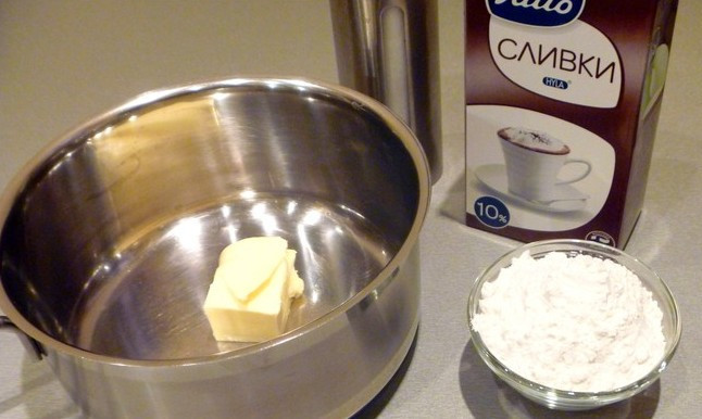 1. Этап. Каннеллони с рикоттой: Далее выкладываем в кастрюльку сливочное масло и растапливаем его. Всыпаем муку, и начинаем постепенно вливать сливки, постоянно помешивая массу, солим ее.