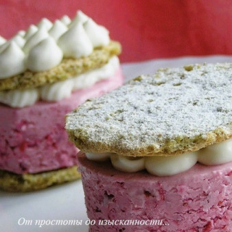 Фисташковое пирожное с брусничным семифреддо