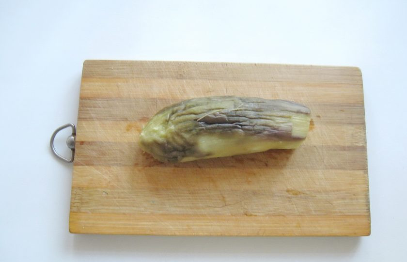 1. Этап. Салат Аджапсандал: Один крупный баклажан помойте и запеките в духовке или микроволновой печи. После охладите и очистите.