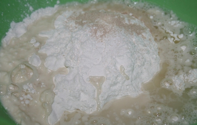 1. Этап. Гречневый хлеб: 2. Пока крупа варится приготовим опару. В миску всыпаем 2 стакана пшеничной муки, соль, сахар, растительное масло, дрожжи, вливаем воду.