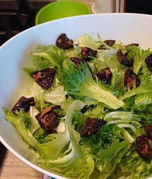 1. Этап. Салат из курицы с ананасом и вяленой сливой: Добавить кедровых орешков, черный молотый перец и соль по вкусу.