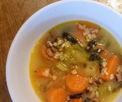 1. Этап. Суп с морковью, сельдереем и фасолью: Посыпать суп пармезаном и петрушкой. Разлить по блюдам. Можно подавать. Приятного аппетита.