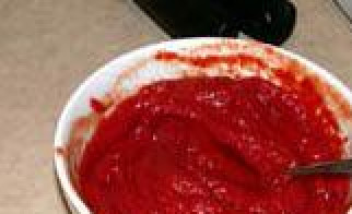 1. Этап. Пицца с беконом: Делаем томатную пасту. Используем все приправы. Желательно больше соли и чеснока.