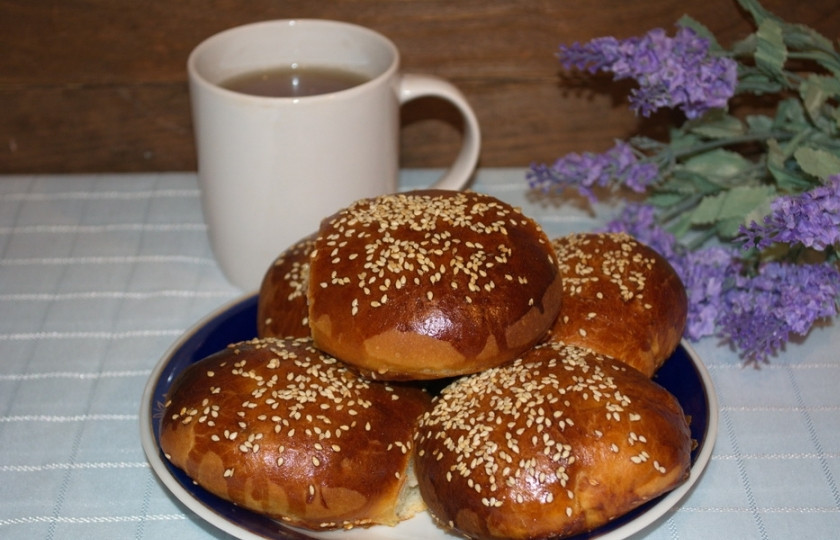 1. Этап. Булочки с мясом в духовке: Выпекаем булочки в разогретой духовке при 200 градусах около 25 минут до характерного румянца. А затем подаем их заждавшимся родным на стол!