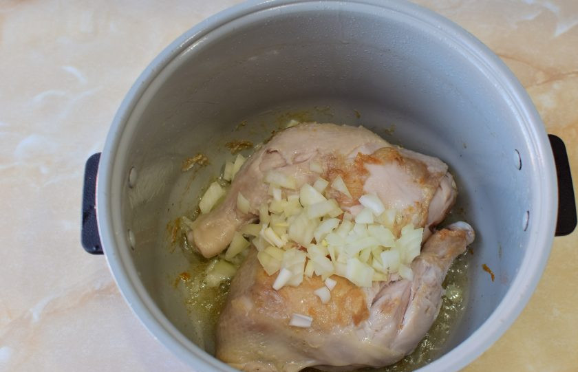 1. Этап. Куриные окорочка в сметанном соусе в мультиварке: Затем добавьте в чашу мелко нарезанный лук. Дайте ему пару минут для обжарки. От лука появится характерный аромат.