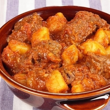 1. Этап. Говядина с картошкой: По истечению 40 минут говядина будет идеально нежной, а картофель дойдет до готовности. Можно подавать к столу. Приятного аппетита!