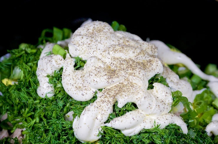 1. Этап. Салат с отварной курицей, яйцом и овощами: 7. Заправьте салат с отварной курицей, яйцом и овощами майонезом, добавьте соль и перец по вкусу.