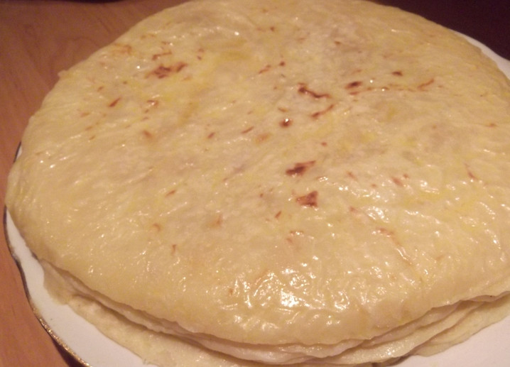 1. Этап. Хычин с домашним сыром: Каждый хычин раскатываем в лепешку и обжариваем на сухой сковороде с обеих сторон. Затем выкладываем и кладем хычин на тарелку, смазывая сливочным маслом. Таким же образом готовим остальные хычины, складываем их стопочкой, как блины.