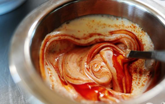 1. Этап. Сэндвичи с говядиной, грибами и швейцарским сыром: 1. Мелко нарезать лук и грибы. Разрезать швейцарский сыр на 4 квадрата. В маленькой миске смешайте майонез, кетчуп и кайенский перец до однородной консистенции. Отложить в сторону.