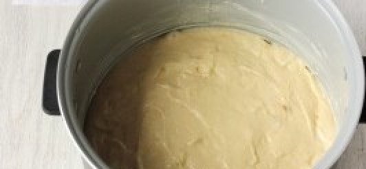 1. Этап. Воздушный пирог в мультиварке: Кладем тесто в чашу мультиварки, предварительно смазанную маслом. Режим 