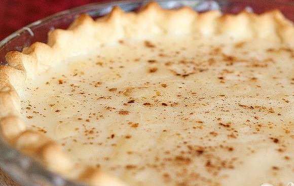 1. Этап. Пирог со сливочным кремом: 5. Посыпать пирог сверху корицей. Выпекать пирог в предварительно разогретой духовке при 175 градусах до образования пузырей на сливочном креме. Убрать из духовки и дать остыть в течение нескольких минут. Затем охладить в холодильнике, нарезать пирог на куски и подавать охлажденным.