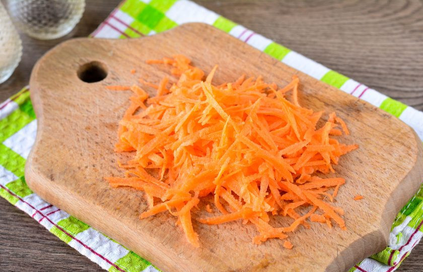 1. Этап. Капуста в пакете в духовке: Натрите морковку на терке.