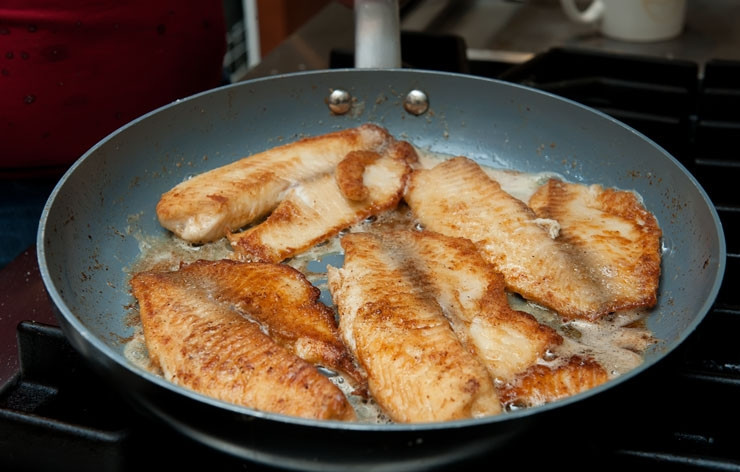 1. Этап. Филе рыбы в кляре: Осторожно переверните филе на вторую сторону, держите около трех минут (тоже смотрим на степень готовности по золотистой корочке). Готовое филе переложите на тарелку.