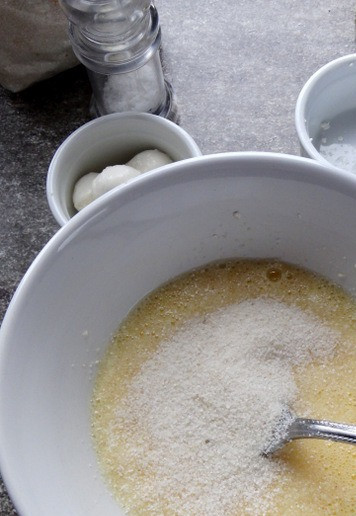 1. Этап. Полента-блин с творогом и сыром: Добавить рисовую поленту, перемешать и оставить на 10-12 минут.