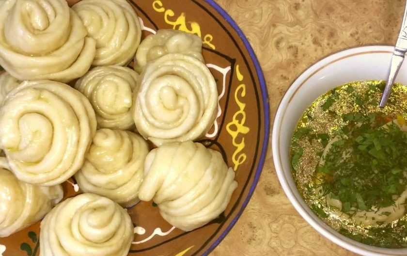 1. Этап. Паровые булочки (штрули): 10. Выложите готовые штрули в блюдо и смажьте сливочным маслом. Подавайте с супом и зеленью. Приятного аппетита!