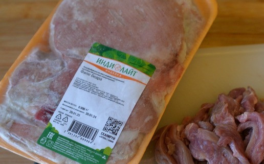 1. Этап. Азу из индейки в сметанном соусе: Я готовила половину количества. Берём филе индейки. У меня - филе бедра индейки Индилайт. Режем филе тонкими полосками.