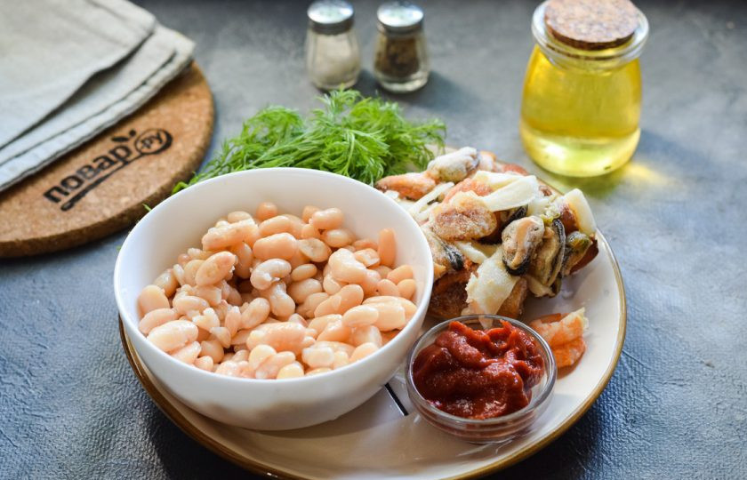 1. Этап. Фасоль с морепродуктами: Подготовьте ингредиенты.