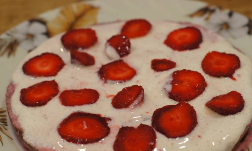 1. Этап. Торт с клубникой в мультиварке: Начинаем сборку торта: каждый корж промазываем кремом. Сверху еще выкладываем клубнику.