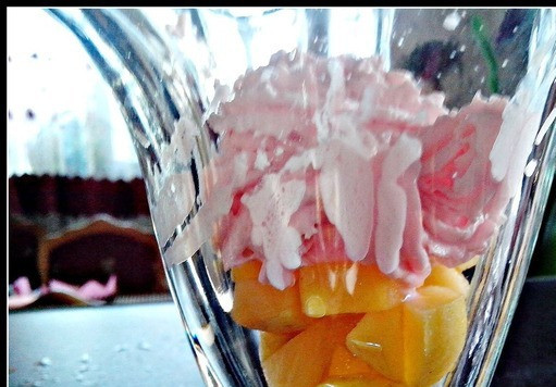 1. Этап. Десерт со сливками, персиками и ежевикой: Выложить сливки. У меня были двух видов:клубника и просто сливки. Первый слой у меня-клучничные сливки, а второй-обычные.