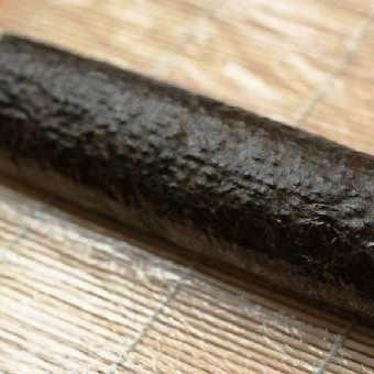 1. Этап. Футомаки с омлетом и шиитаке: Аккуратненько сворачиваем получившийся ролл.