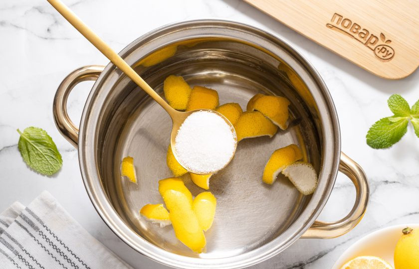 1. Этап. Классический лимонад: Добавьте сахар. Доведите до кипения и проварите, пока сахар не растворится.