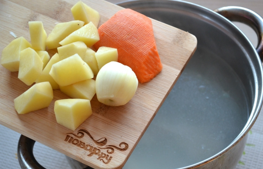 1. Этап. Бульон из индейки: Очищенный картофель порежьте небольшими кусочками и добавьте в бульон. Туда же отправьте целую луковицу и морковку. Ни резать, ни натирать на терке их не нужно, они необходимы только для цвета и аромата, а конце их следует вынуть.