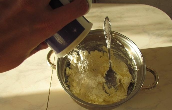 1. Этап. Быстрые творожные булочки: 3. В другой миске смешиваем заранее просеянную муку с содой и разрыхлителем. Добавляем все к творогу и маслу.