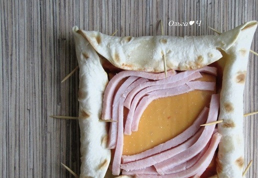 1. Этап. Яичница в лаваше Эти глаза напротив: Выложите половину нарезанного тонкими длинными полосками карбонад, формируя 