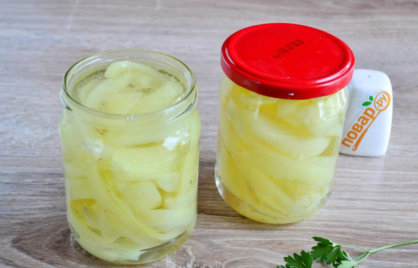 1. Этап. Перец в сладкой заливке: Залейте перец маринадом. Если вы не плотно сложили перец в банки, то, возможно, вам понадобится немного больше маринада, у меня так получилось в этот раз, поэтому пришлось приготовить еще одну порцию маринада.